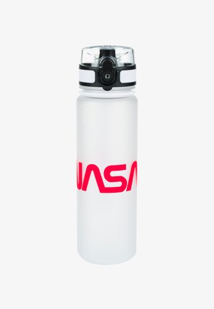 Transparente, satiniert weiße Plastik-Wasserflasche mit einem schwarz-weißen Deckel, der das auffällige rote "NASA"-Logo an der Seite trägt.