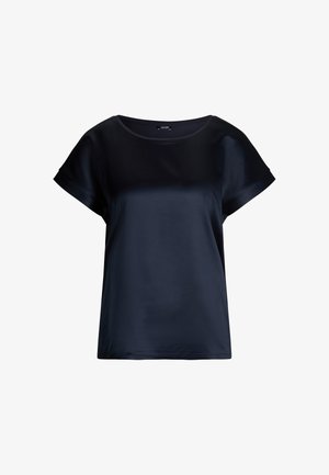 Haut en satin bleu marine à manches courtes avec un col rond. Texture lisse et coupe décontractée. Aucun motif ni élément décoratif visible.