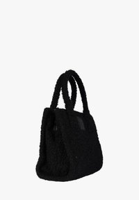 Zwart, pluche totebag met twee handvatten met verschillende texturen en een rechthoekige vorm. Voorzien van een merklabel aan de zijkant.