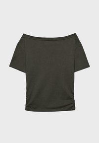 Mørk olivengrøn off-shoulder kortærmet top med en let rynkedetalje på nederste højre side.