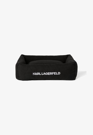 Zwarte hondenbed met pluche stof, een rechthoekige vorm, verhoogde zijkanten en een witte "KARL LAGERFELD" logo aan één kant. Zacht, gevoerd interieur.
