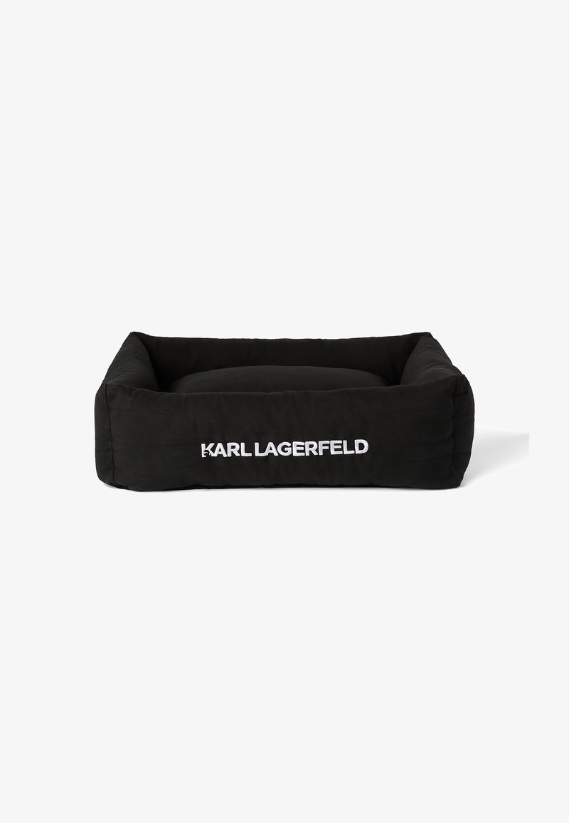 Črna postelja za hišne ljubljenčke z mehkobnim materialom, pravokotne oblike, dvignjenimi stranmi in belim logotipom "KARL LAGERFELD" na eni strani. Mehka, oblazinjena notranjost.