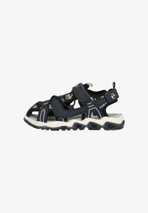 Sport sandal med et marineblåt og camouflage-design, åben tå-konstruktion, justerbar rem og en tekstureret gummisål.
