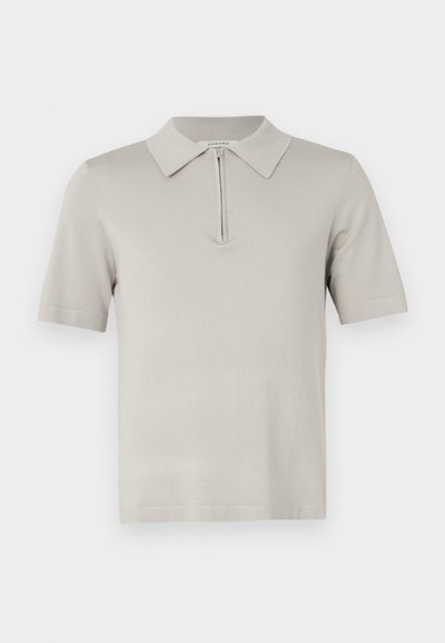Polo grigio chiaro con colletto e maniche corte. Realizzato in tessuto liscio e strutturato. Presenta una mezza cerniera.