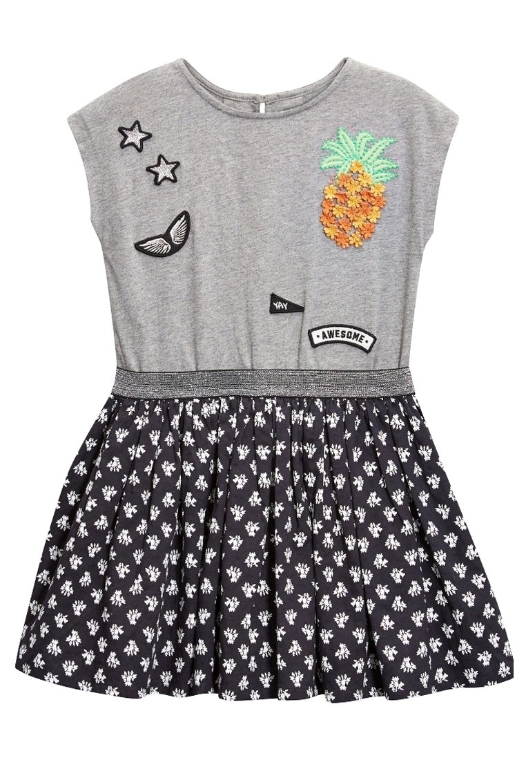 Robe grise à manches courtes avec un décolleté arrondi, ornée d'une broderie en forme d'ananas texturé, d'une jupe à motif floral noir et blanc, et de patchs décoratifs.