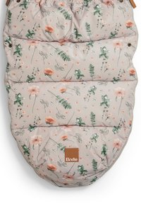 Polstret klapvogns-fodsæk med rosa blomsterprint, grønne blade, trykknapper øverst og brun rektangulær Elodie-mærkat.