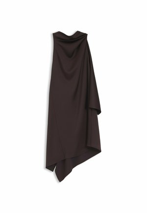 Donkerbruine asymmetrische gedrapeerde jurk met hoge halslijn en vloeiende stof hangend tegen een witte achtergrond.