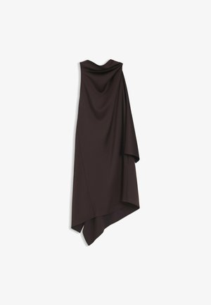 Donkerbruine asymmetrische gedrapeerde jurk met hoge halslijn en vloeiende stof hangend tegen een witte achtergrond.