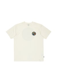 Cremefarbenes Baumwoll-T-Shirt mit einem runden Grafik-Patch, das ein Landschaftsdesign auf der linken Brust zeigt. Kurzärmelig, klassische Passform.