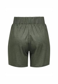 Olijfgroene shorts met een elastische tailleband, gemaakt van zachte stof. Het ontwerp is eenvoudig, zonder zakken of versieringen, en heeft een gladde textuur.