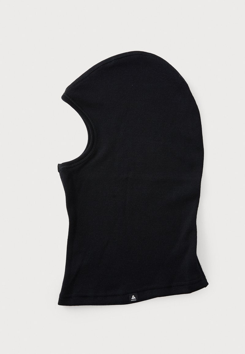 Balaclava preta feita de tecido elástico, apresentando um design ajustado com uma seção de rosto aberto e uma pequena etiqueta de logotipo na parte inferior.