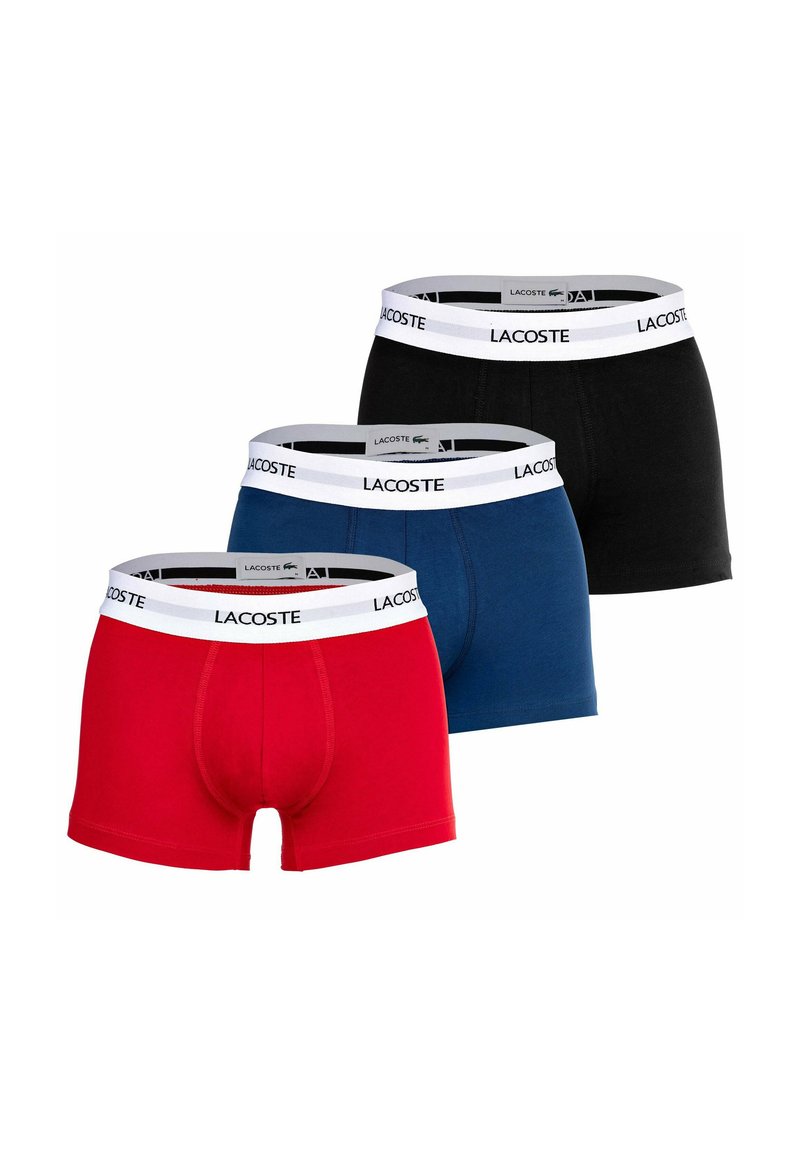 Tri páry boxeriek v červenej, modrej a čiernej farbe, každé s bielym pásom s logom Lacoste. Bavlnený materiál s pohodlným fitom.