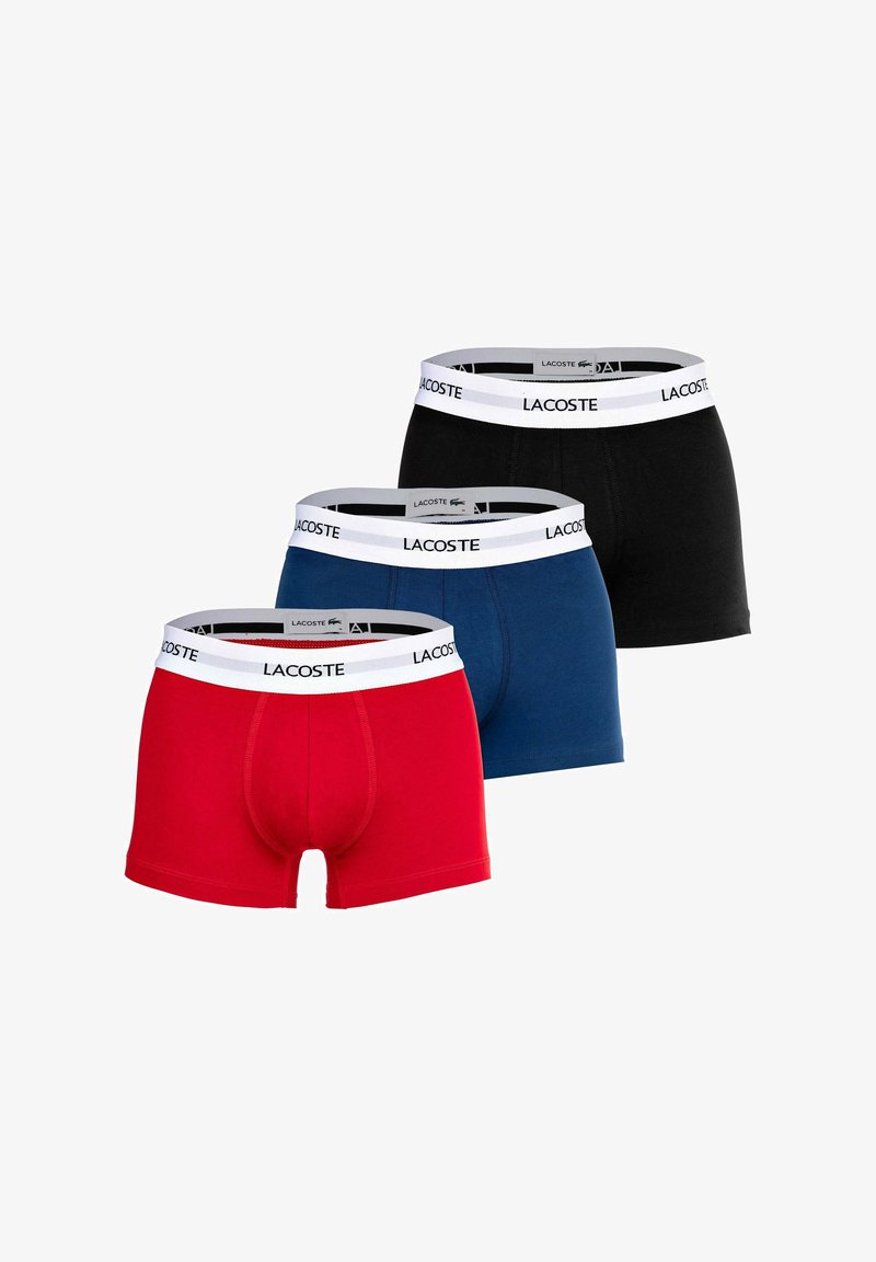 Három pár boxer alsónadrág piros, kék és fekete színben, mindegyik fehér derékkal, amelyen a Lacoste logó szerepel. Pamut anyagból készült, kényelmes viselet.