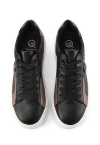 Sneaker neri e marroni con tomaia in pelle liscia, chiusura con lacci, colletto imbottito e dettagli testurizzati sui lati.