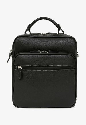 Czarna skórzana torba o zorganizowanej formie, z górnym uchwytem, dwoma zamykanymi na zamek komorami oraz przednią kieszenią z zamknięciem na zamek.