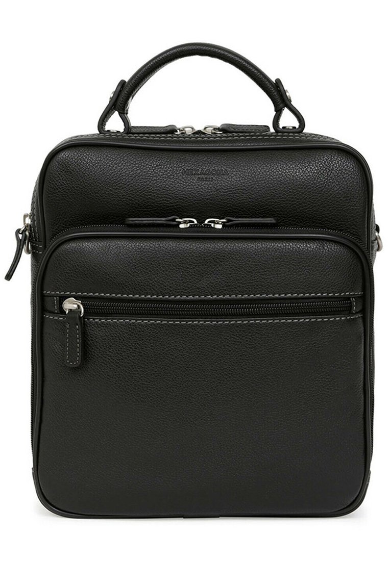 Czarna skórzana torba o zorganizowanej formie, z górnym uchwytem, dwoma zamykanymi na zamek komorami oraz przednią kieszenią z zamknięciem na zamek.