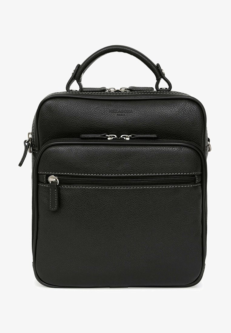 Czarna skórzana torba o zorganizowanej formie, z górnym uchwytem, dwoma zamykanymi na zamek komorami oraz przednią kieszenią z zamknięciem na zamek.