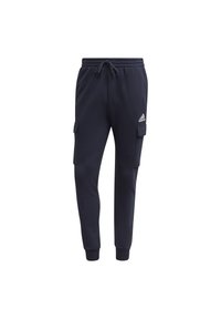 Jogger blu navy con vita regolabile, gambe affusolate e tasche cargo laterali. Presenta un logo Adidas bianco sulla coscia superiore sinistra.