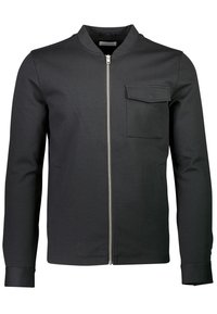 Czarna kurtka z zamkiem z przodu, stójką mandaryńską i kieszenią na piersi. Wykonana z gładkiego, elastycznego materiału, z dopasowanymi mankietami i bocznymi kieszeniami.