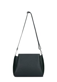 Czarna skórzana torebka na ramię z teksturowaną powierzchnią, w geometrycznym kształcie, z jedną regulowaną rączką; posiada akcenty w kolorze srebrnym.