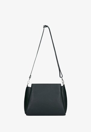 Borsa a spalla in pelle nera con superficie testurizzata, forma geometrica e una sola tracolla regolabile; presenta dettagli in metallo color argento.