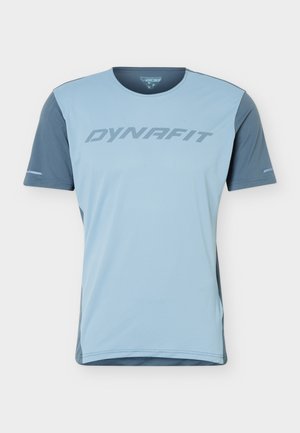T-shirt de sport bleu clair à manches courtes avec des manches bleu foncé et le logo "DYNAFIT" imprimé sur la poitrine.