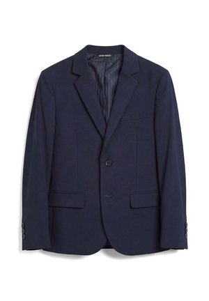 Navyblauwe blazer met één knoop, met ingesneden revers, twee klepzakken aan de voorkant en drie knopen aan elke manche, plat uitgespreid op een witte achtergrond.