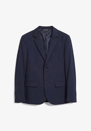 Navy plavi blejzer s jednim gumbom, izrezanim reverima, dva prednja džepa s preklopom i tri gumba na svakom manžetu, prikazan položen na bijeloj pozadini.