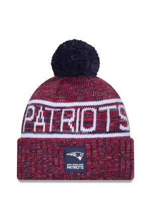 Bonnet en tricot rouge et marine avec une bande blanche affichant "PATRIOTS," surmonté d'un pompon marine et présentant un patch de logo.
