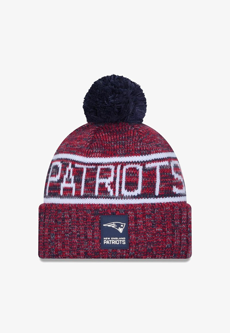 Bonnet en tricot rouge et marine avec une bande blanche affichant "PATRIOTS," surmonté d'un pompon marine et présentant un patch de logo.