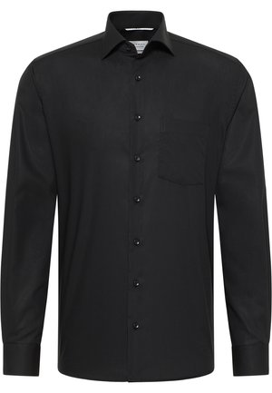 Chemise noire à manches longues en tissu lisse, dotée d'un col classique, d'une fermeture à boutons sur le devant et d'une poche poitrine.