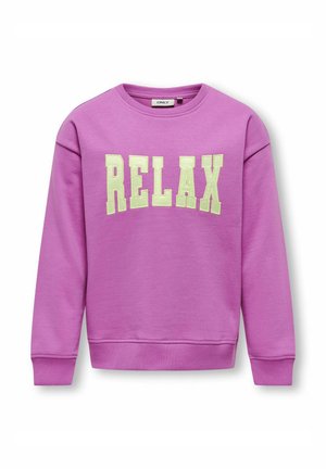 Sweat-shirt violet à col rond avec poignets et ourlet côtelés, affichant de grandes lettres jaunes en bloc formant le mot « RELAX » sur la poitrine.