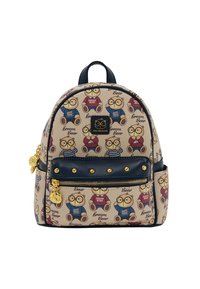 Rucsac bej cu un imprimeu cu urși pe întreaga suprafață, având un accent albastru marin, cu cuie aurii și un pandantiv. Fabricat din material sintetic cu un finisaj texturat.