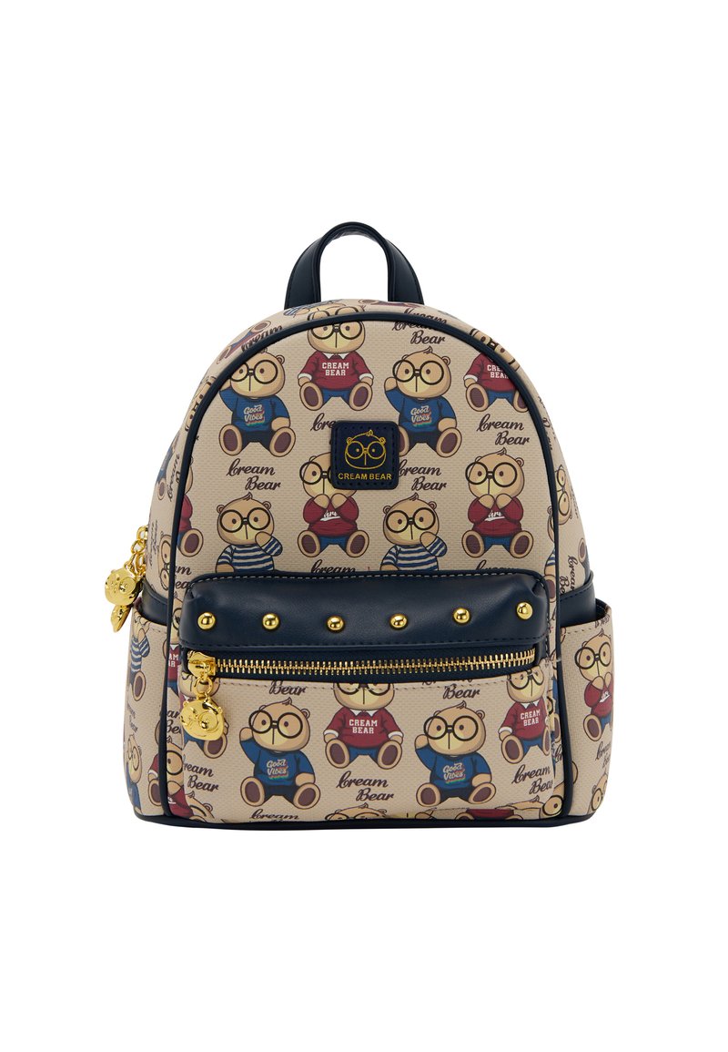Rucsac bej cu un imprimeu cu urși pe întreaga suprafață, având un accent albastru marin, cu cuie aurii și un pandantiv. Fabricat din material sintetic cu un finisaj texturat.