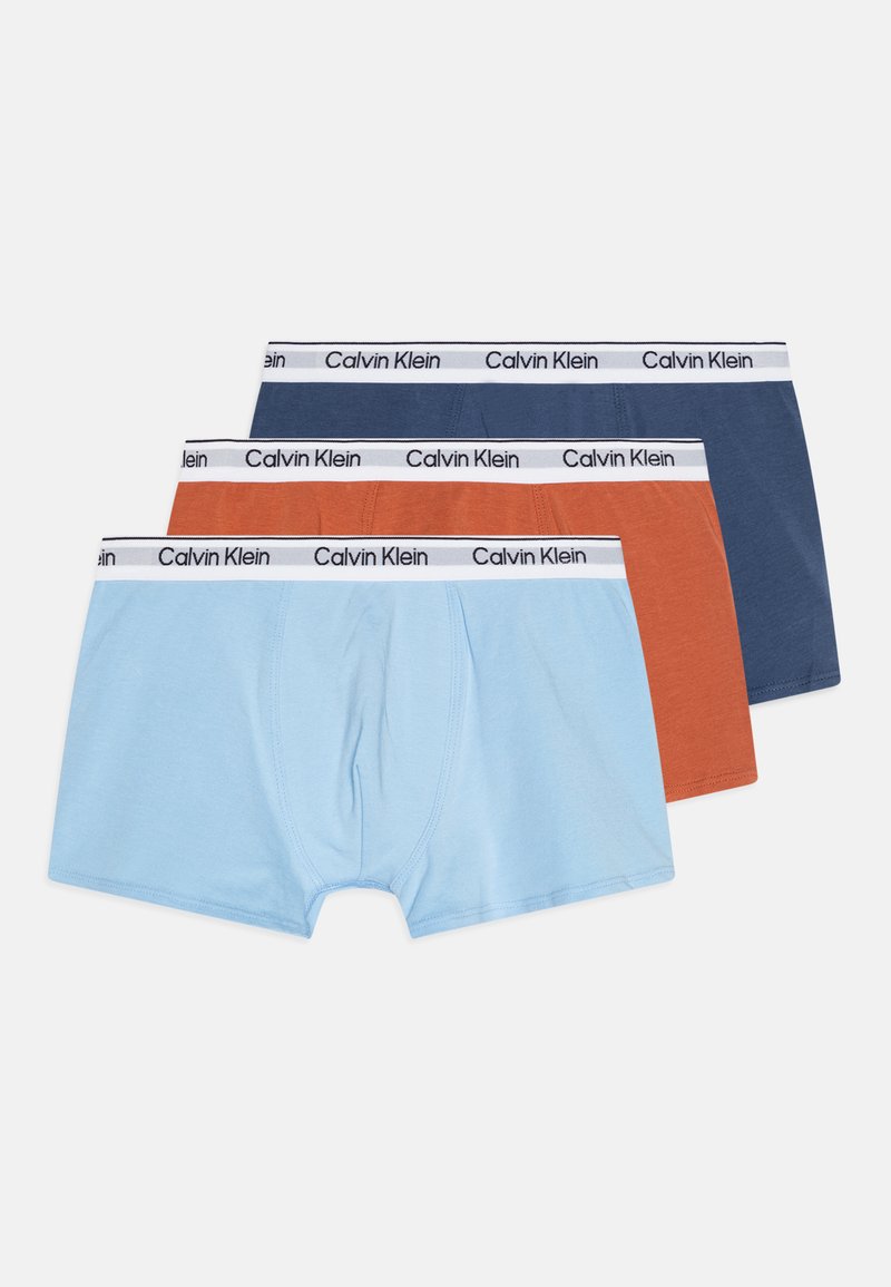 Calvin Klein férfi boxeralsók, háromdarabos csomag; színek: világoskék, narancs és tengerészkék. Puha pamutanyag, elasztikus derékpántokkal, logóval ellátva.