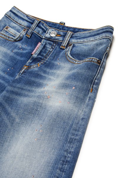 Lys blå denimjeans med slitt finish, med oransje sømmer, sølvfarget utstyr, og rosa malingssprutakenter.