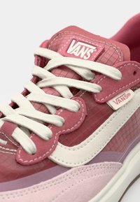 Adidași Vans cu nuanțe variate de roz, din material din piele întoarsă și țesătură, cu șireturi albe și logo-ul distinctiv pe limba încălțămintei.