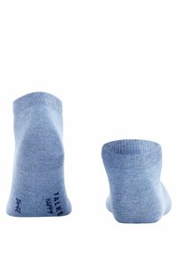 Calcetines tobilleros de color azul claro fabricados con un material suave y elástico, con puños acanalados y detalles impresos en la parte inferior.