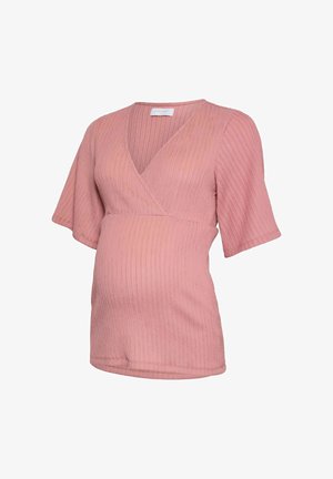 Geripptes rosa Umstandstop mit Wickeldesign, V-Ausschnitt und kurzen, flatternden Ärmeln. Weiche Textur, figurbetonte Form und lässiger Stil.