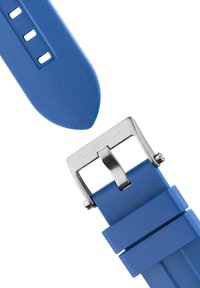 Blauwe siliconen horlogeband met een gladde textuur, verstelbare gaatjes en een metalen zilveren gesp met ingegraveerde merknaam voor een veilige sluiting.