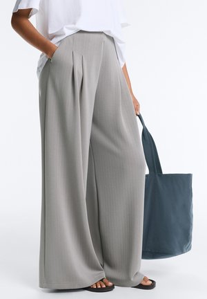OYSHO LONG PLEATED TROUSERS WITH SOFT TOUCH MODAL - Housut - grey