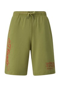 Pantaloni corti verde oliva realizzati in materiale morbido con una cintura elastica e cordoncino. Presentano un testo del logo rosso sulla gamba sinistra.