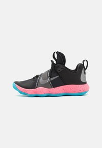Zapatilla deportiva negra con un upper texturizado, que cuenta con una suela moteada en rosa y un fondo turquesa. Tiene tiradores prominentes y detalles de marca.