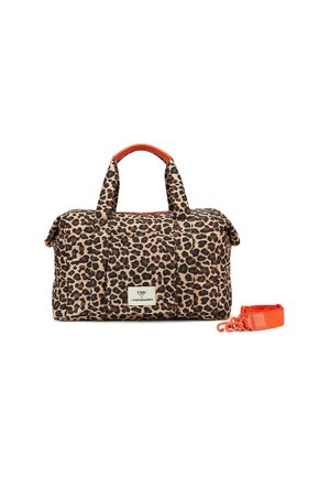 Borsa in tessuto con stampa leopardata e dettagli arancioni, manici doppi e tracolla staccabile. Presenta un'etichetta con logo sul davanti e un design trapuntato.