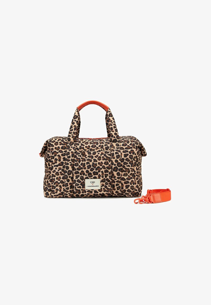 Leopardenmuster-Stofftasche mit orangefarbenen Akzenten, doppelten Griffen und abnehmbarem Tragegurt. Mit einem Logoschild auf der Vorderseite und einem gesteppten Design.