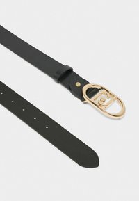 Curea din piele neagră, cu o cataramă din metal aurit. Prezintă cinci găuri pentru ajustare și are o textură netedă pe toată suprafața.