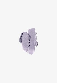 Puderfarbener Lavendel-Lidschattenstrich mit schimmerndem Finish, der eine weiche, strukturierte Oberfläche und unregelmäßige Kanten vor einem weißen Hintergrund zeigt.