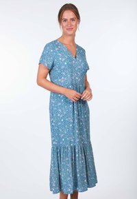 Blaues Blumenkleid mit V-Ausschnitt, kurzen Ärmeln und einem gestuften Saum. Der Stoff hat ein strukturiertes Muster mit pastellfarbenen Blumen.