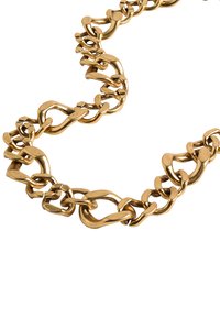 Naszyjnik z łańcuchem w złotym odcieniu, z interlockingowymi ogniwami o gładkiej, błyszczącej powierzchni. Ogniwa mają różne kształty i rozmiary, co dodaje wizualnego zainteresowania.