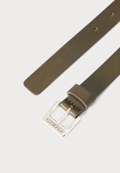 Ceinture en cuir vert olive avec boucle rectangulaire argentée gravée "CLOSED" et boucle cousue sur fond blanc.